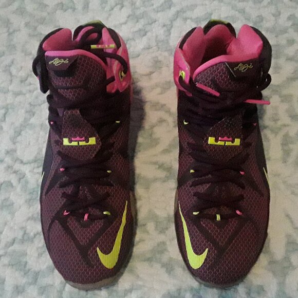 Men's size 11 Nike Lebron James XII basketball shoes like new condition - Picture 1 of 6